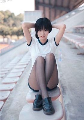 在打烊后仅剩两人的沙龙